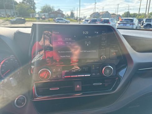 Used 2020 Toyota Highlander LE image 22