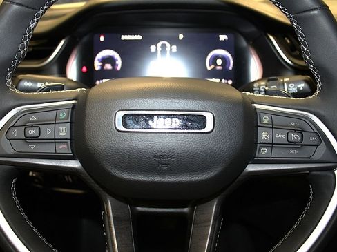 Certified 2023 Jeep Grand Cherokee L Limited AWD/4WD image 13