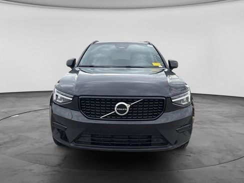 Used 2024 Volvo XC40 B5 Core AWD/4WD image 3