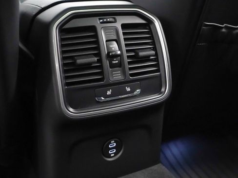 Certified 2025 Porsche Macan AWD/4WD image 20