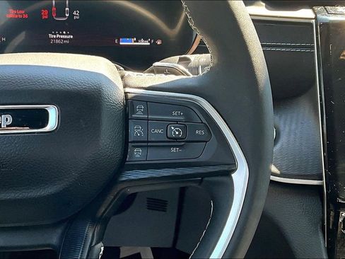 Used 2024 Jeep Grand Cherokee L Altitude AWD/4WD image 12