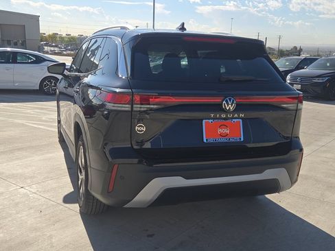 Certified 2025 Volkswagen Tiguan S FWD image 9
