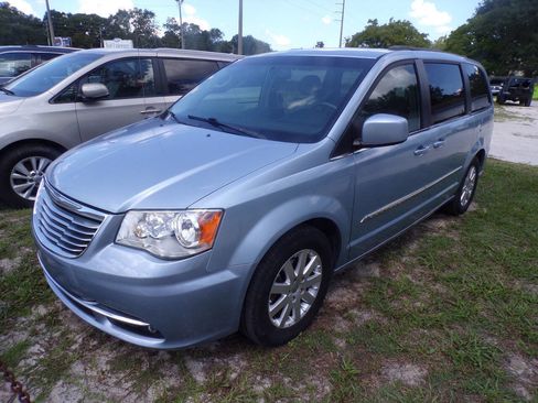 Used 2013 Chrysler Town & Country Touring image 1