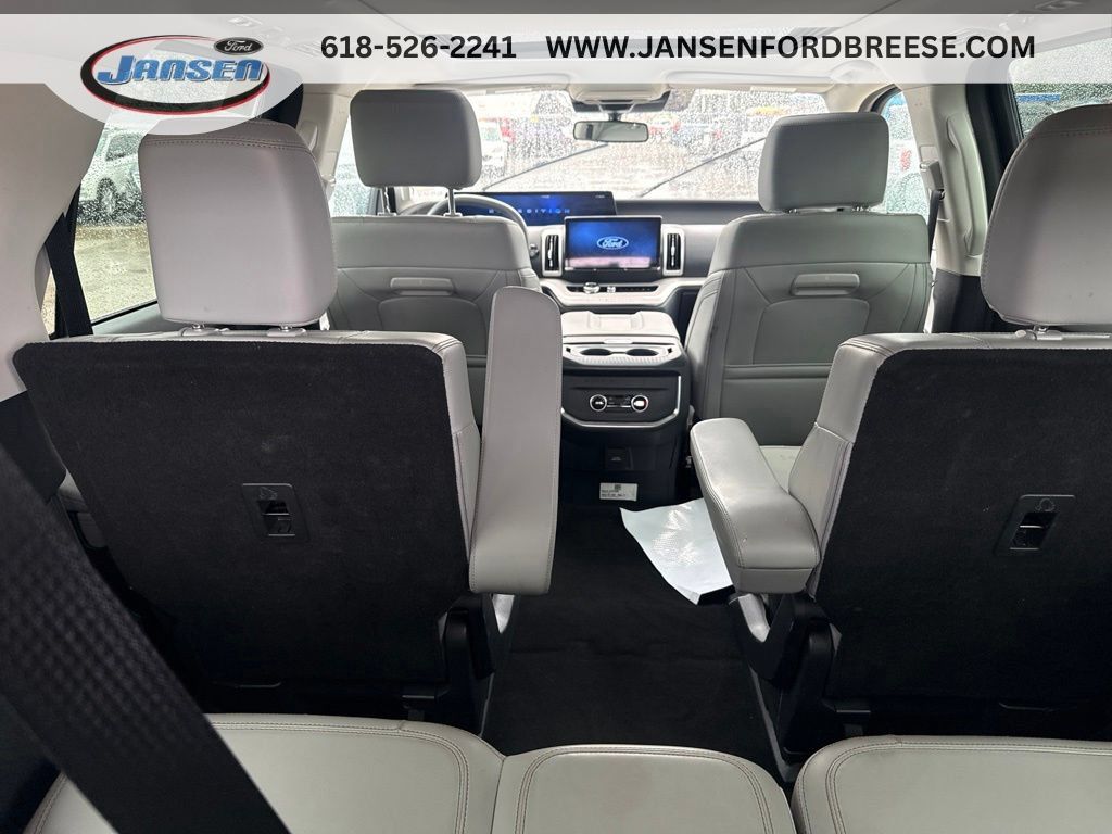 Used 2025 Ford Expedition Active AWD/4WD image 6