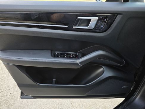 Used 2020 Porsche Cayenne image 18