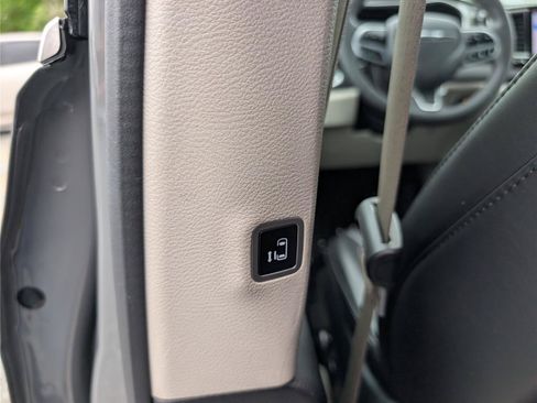 Used 2023 Chrysler Pacifica Touring-L FWD image 20