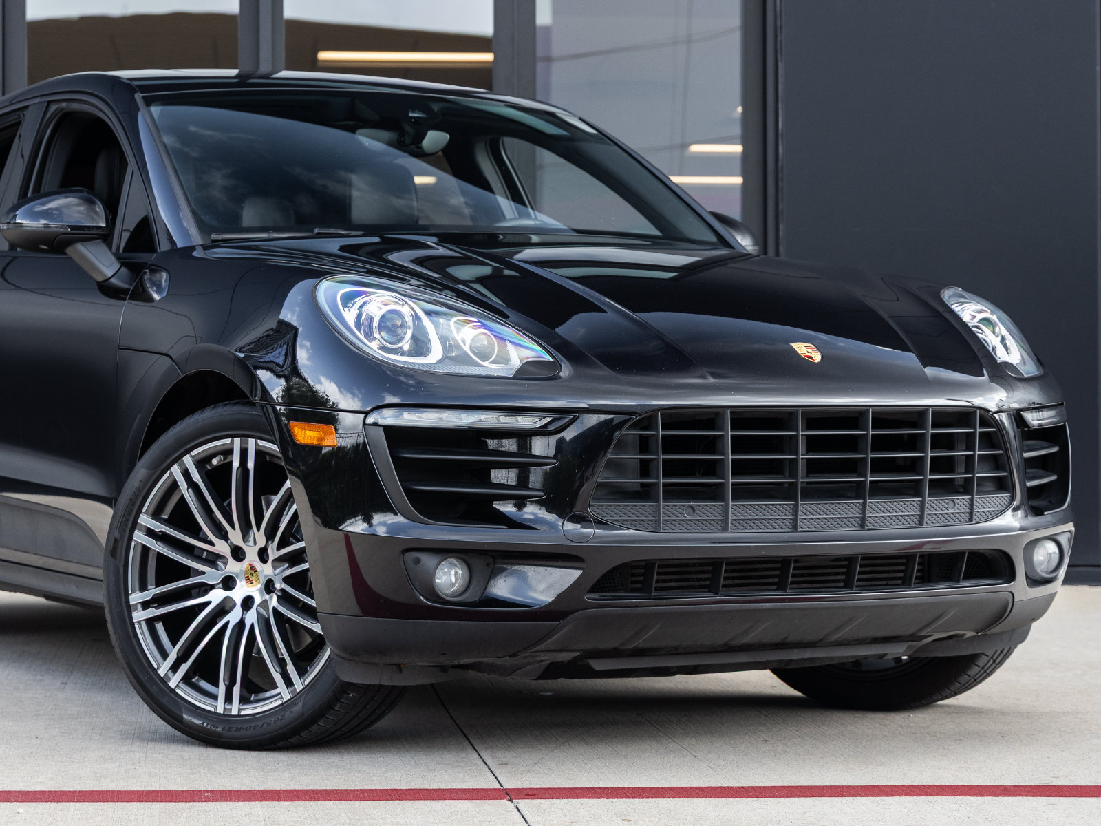 Used 2018 Porsche Macan Sport Edition AWD/4WD image 9