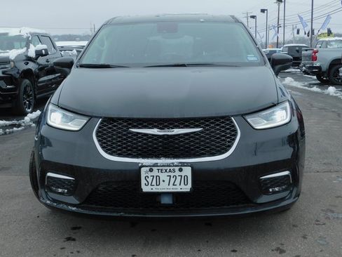 Used 2023 Chrysler Pacifica Touring-L image 3