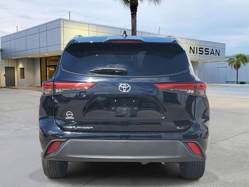 Used 2022 Toyota Highlander XLE FWD image 5