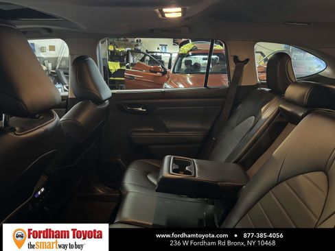 Used 2025 Toyota Highlander XLE image 12