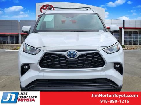 Used 2024 Toyota Highlander XLE image 2