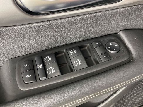 Used 2025 Chrysler Pacifica Select FWD image 19