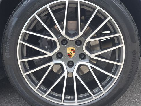 Certified 2023 Porsche Cayenne AWD/4WD image 18