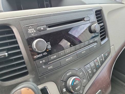 Used 2014 Toyota Sienna XLE FWD image 16