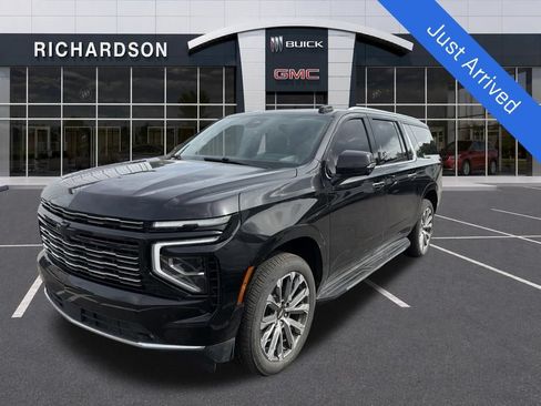 Used 2025 Chevrolet Suburban High Country AWD/4WD image 1