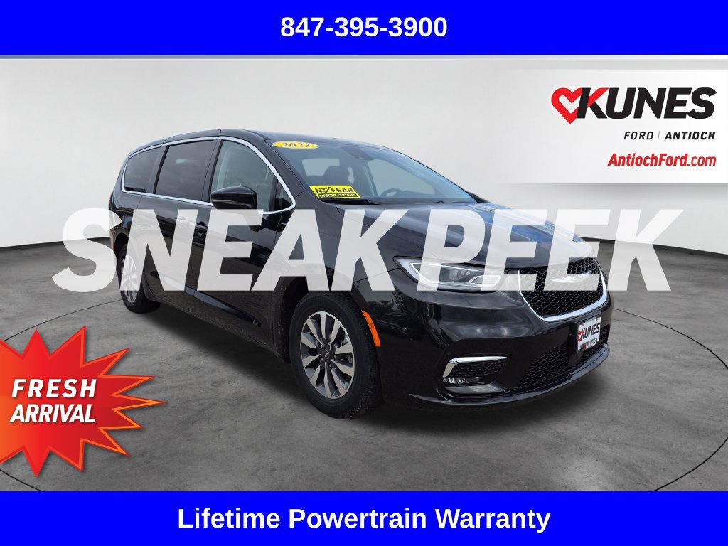 Used 2023 Chrysler Pacifica Touring-L FWD image 1