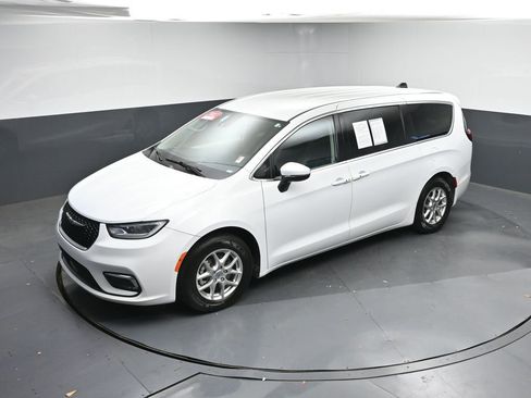 Used 2023 Chrysler Pacifica Touring-L image 37