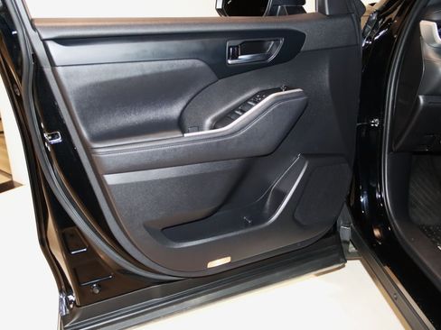 Used 2023 Toyota Highlander L image 32