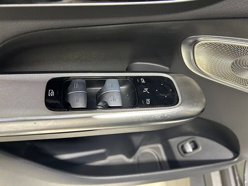 Used 2025 Mercedes-Benz GLC 300 4MATIC image 12