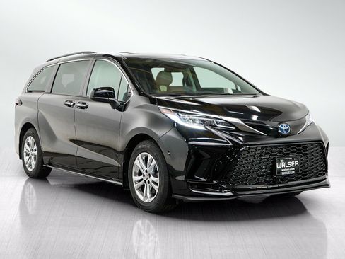 Used 2023 Toyota Sienna XSE AWD/4WD image 7