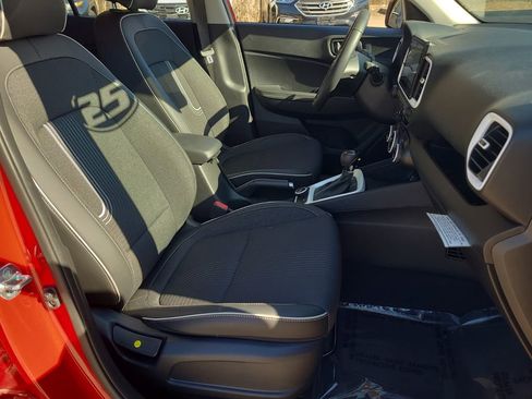 Used 2025 Hyundai Venue Limited image 17