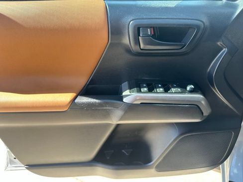 Used 2019 Toyota Tacoma SR5 AWD/4WD image 15