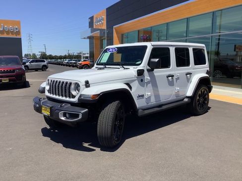 Used 2025 Jeep Wrangler Unlimited Sahara AWD/4WD image 5