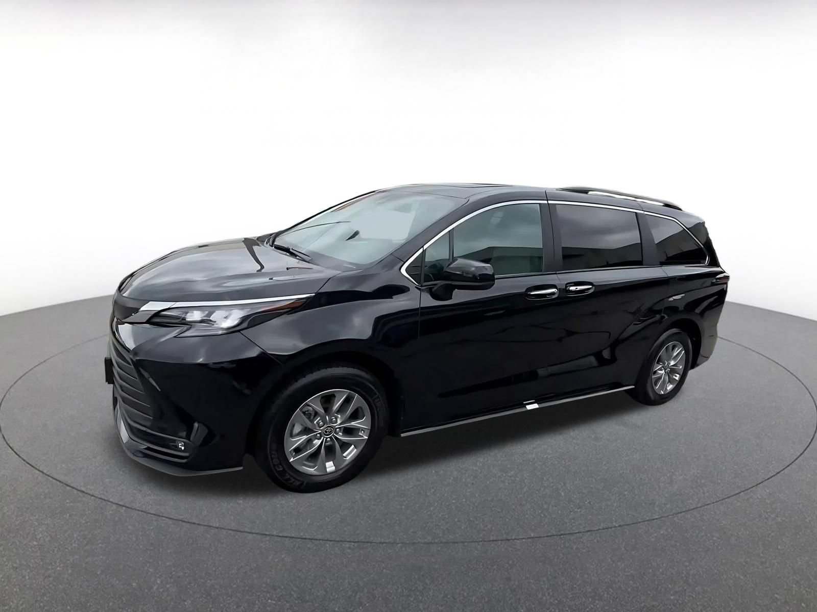 Used 2025 Toyota Sienna XLE FWD image 7