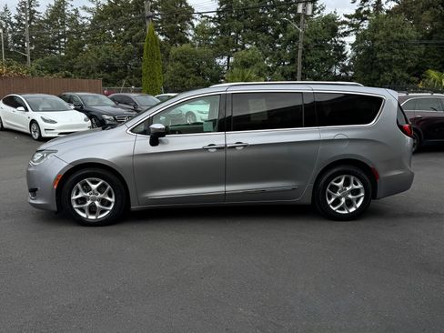 Used 2020 Chrysler Pacifica Limited FWD image 4