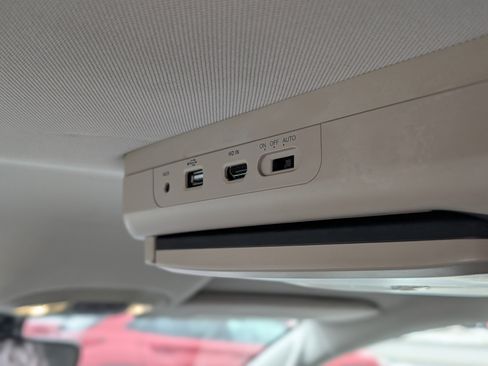 Used 2018 Chrysler Pacifica Touring-L image 41