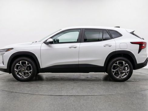 Used 2025 Chevrolet Trax LT FWD image 5