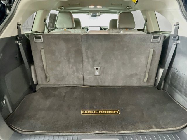 Used 2023 Toyota Highlander Bronze Edition FWD image 27