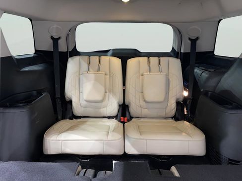 Used 2016 Ford Explorer Platinum image 11