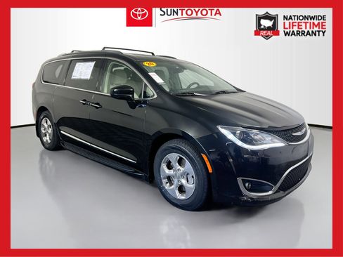 Used 2020 Chrysler Pacifica Touring-L w/ Premium Audio Group image 1