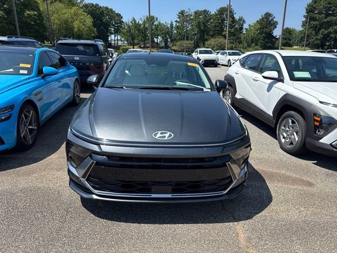 Used 2025 Hyundai Sonata SEL FWD image 2