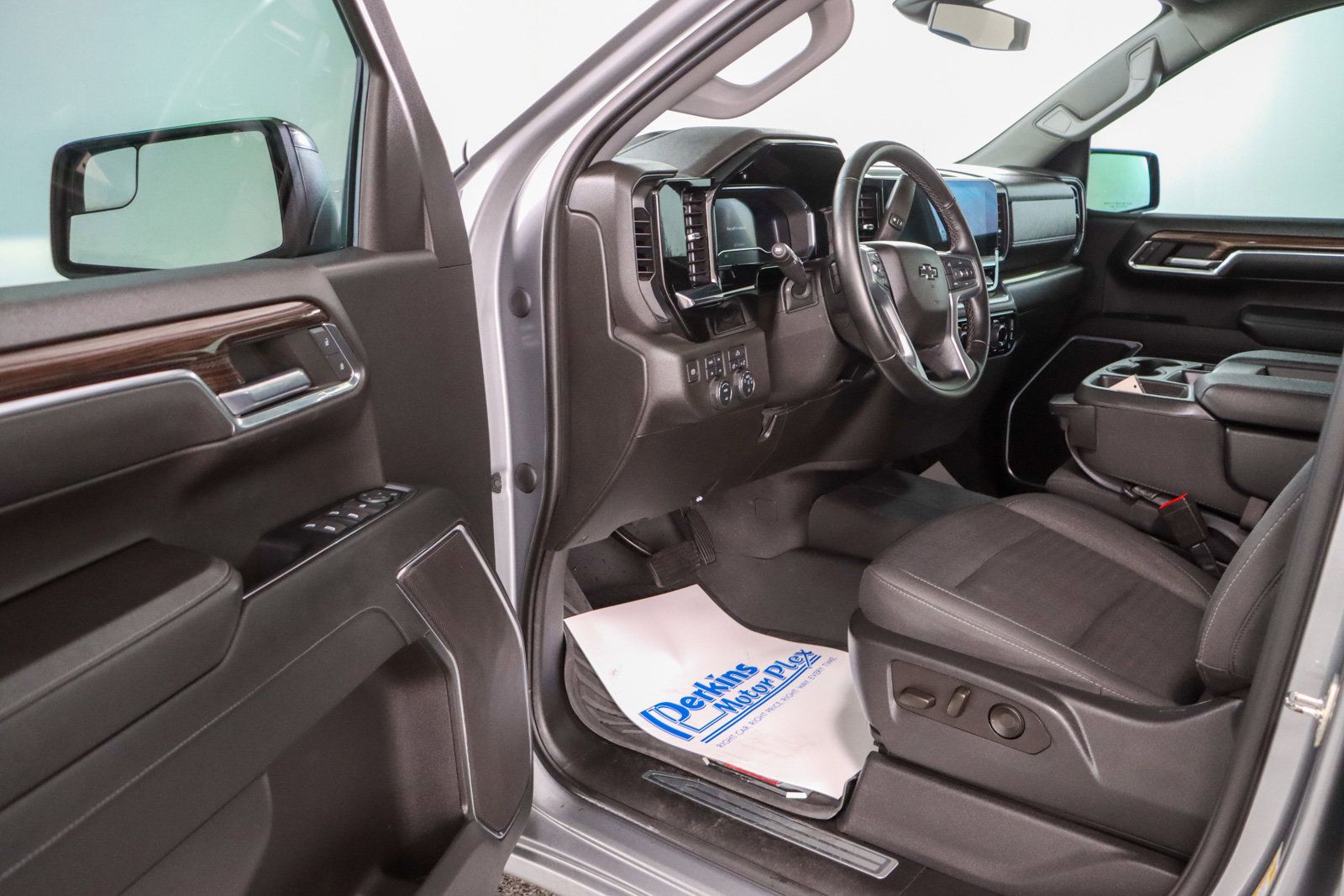 Used 2023 Chevrolet Silverado 1500 RST AWD/4WD image 3