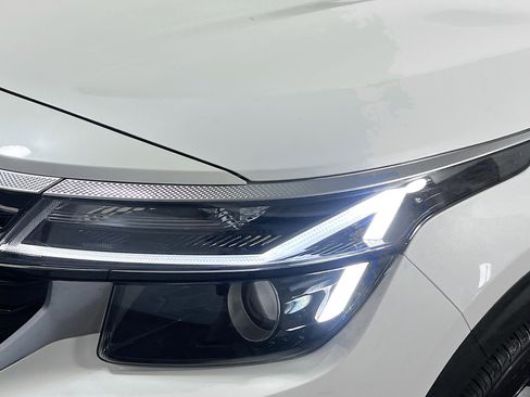 Used 2024 Kia Seltos EX image 11