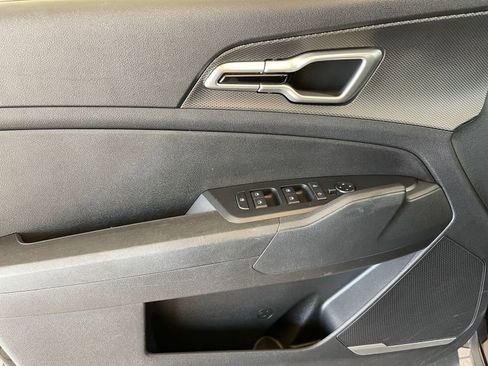 Used 2025 Kia Sportage LX image 18