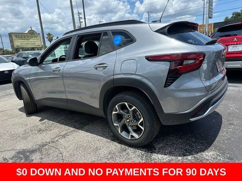 Used 2025 Chevrolet Trax LT w/ LT Convenience Package FWD image 4