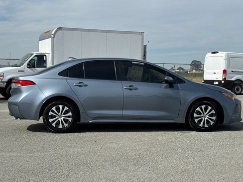 Used 2022 Toyota Corolla LE FWD image 3