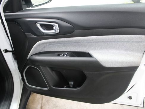 Used 2024 Jeep Compass Latitude image 21