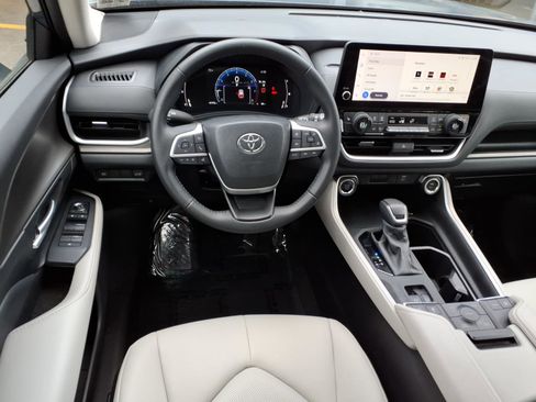 Certified 2024 Toyota Grand Highlander AWD image 9