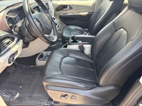 Used 2017 Chrysler Pacifica Touring-L Plus w/ Tire & Wheel Group FWD image 21
