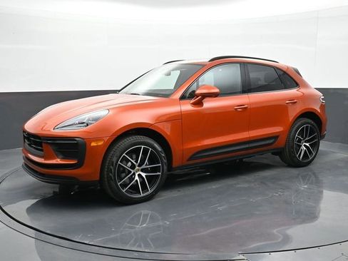 Certified 2025 Porsche Macan image 1