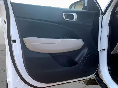 Certified 2025 Hyundai Venue SEL FWD image 21