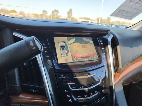 Used 2016 Cadillac Escalade Luxury image 18