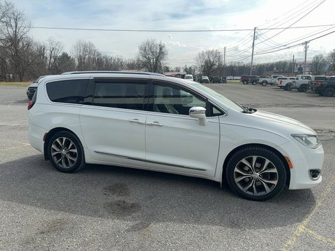 Used 2017 Chrysler Pacifica Limited w/ Tire & Wheel Group image 8