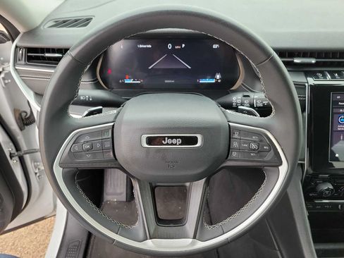 Used 2024 Jeep Grand Cherokee Laredo AWD/4WD image 19