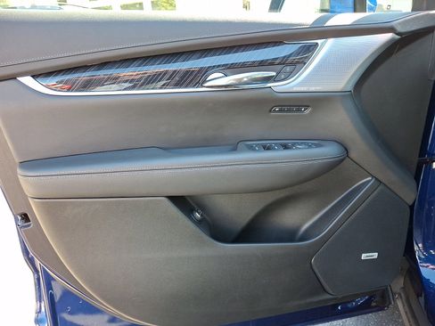 Used 2025 Cadillac XT6 Premium Luxury image 15