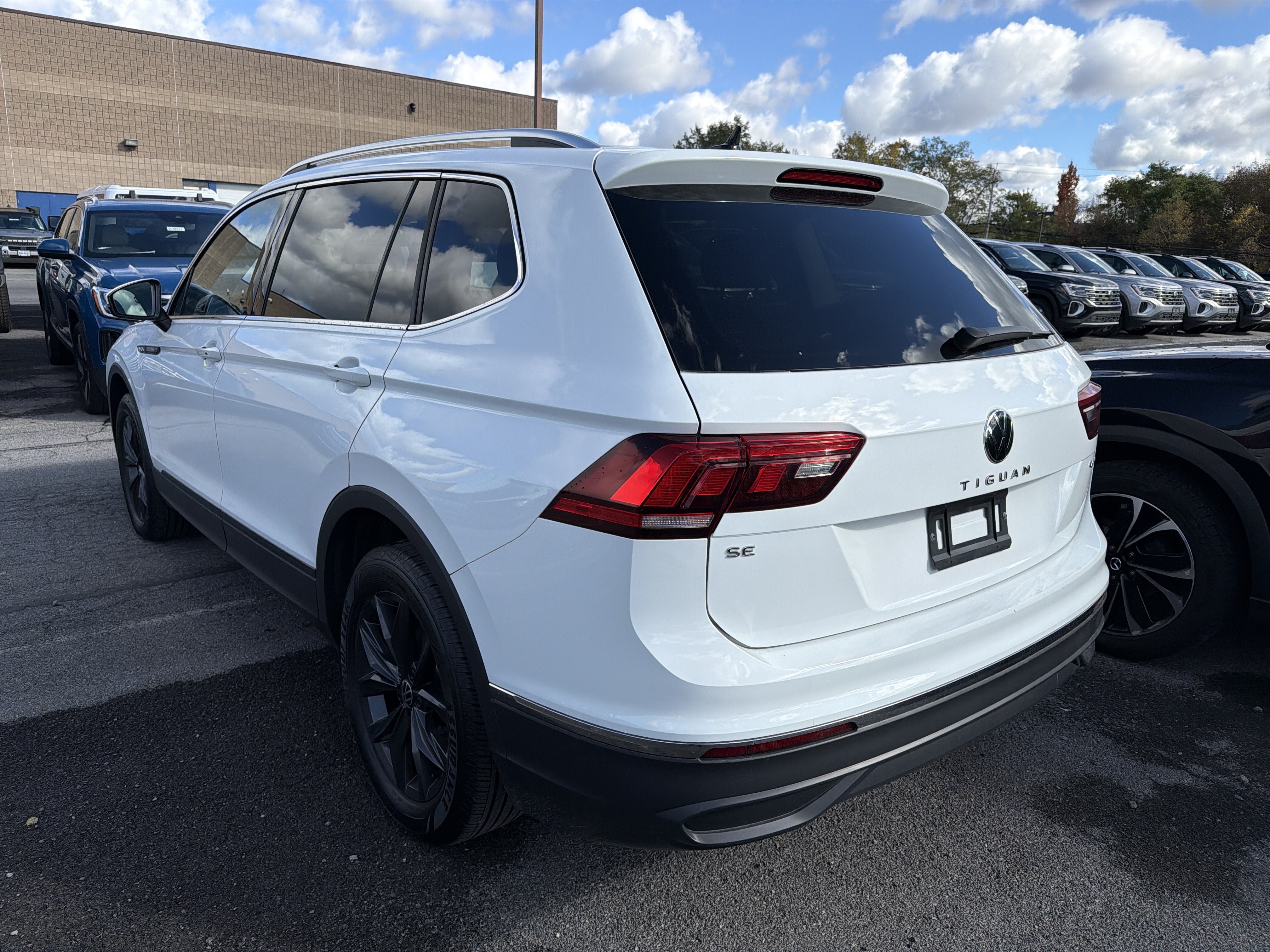 Used 2024 Volkswagen Tiguan SE AWD/4WD image 5